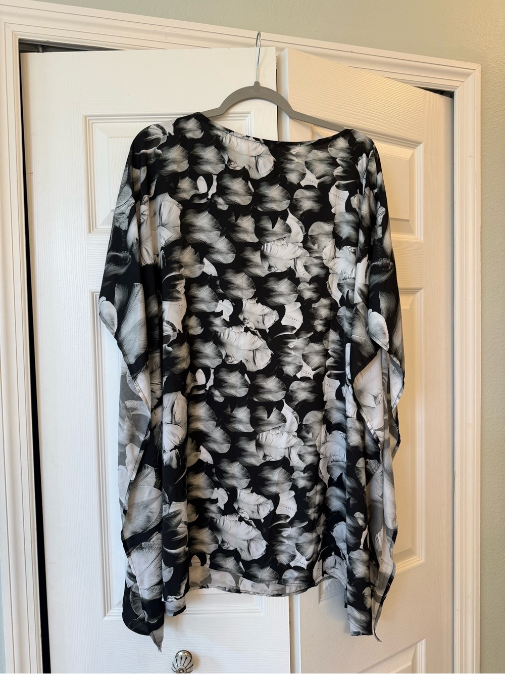 Bryn Walker Shirt Womens Large Black Rose Petal Graphic Flowy Art to Wear Tunic